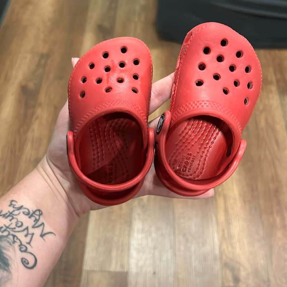 Red crocs 4C
